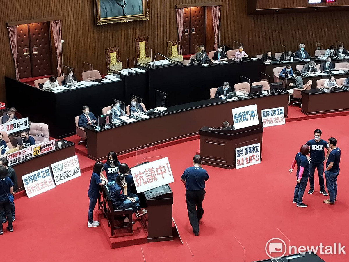 國民黨立委再度佔領議場。 圖：陳佩君／攝