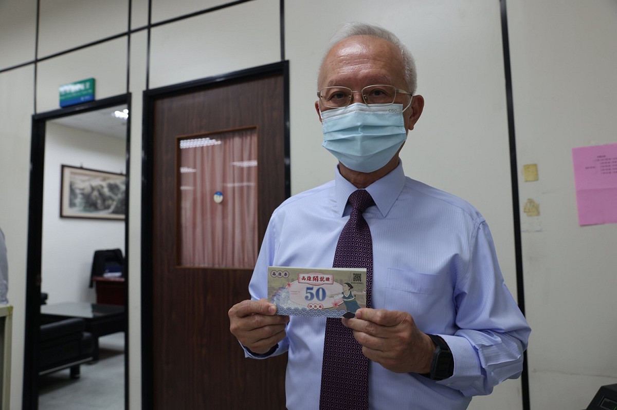 高銀董事長董瑞斌提前將高雄券配送至戶政所。 圖：高雄市政府提供