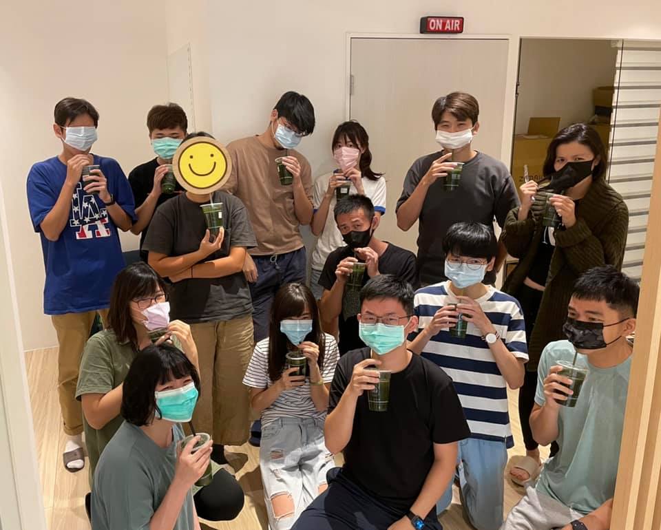 視網膜因為典禮超時被罰喝16杯香菜汁，他最後拉全公司一起喝。 圖：取自視網膜臉書