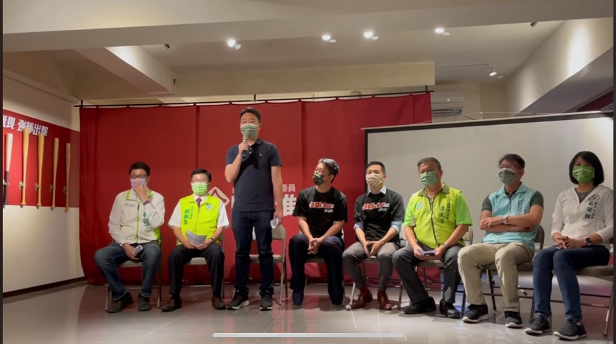 今(5)日台中綠營議員召開「反惡罷大聯盟」記者會，力挺陳柏惟。 圖:取自陳世凱臉書直播
