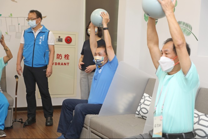 侯友宜開心的表示，今年4月時已達55家，這個月又新增3家。 圖：新北市衛生局提供