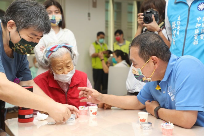 衛生局積極尋覓場地及合作對象，依據新北市各地區人口需要持續佈建公共托老中心，並運用公私協力合作模式，以期在2026年超高齡社會來臨時，強化建立更完善的社區照顧模式。 圖：新北市衛生局提供
