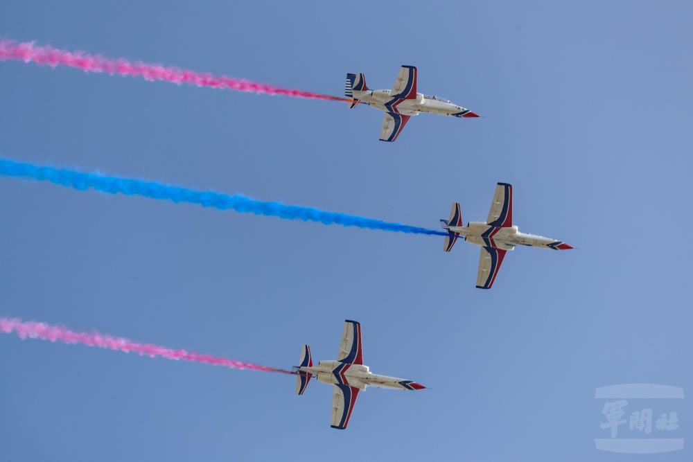 國軍參與展演活動的空中機隊28日進行半兵力預演，AT-3教練機施放紅藍彩煙。 圖:軍聞社提供（資料照）