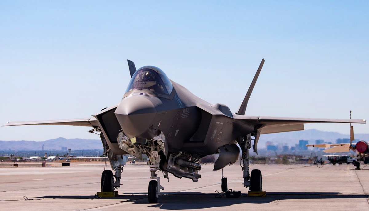 美軍F-35A隱形戰機驗證可由內彈艙攜帶、投擲B61-12戰術核彈。 圖：翻攝美國空軍官網（資料照）