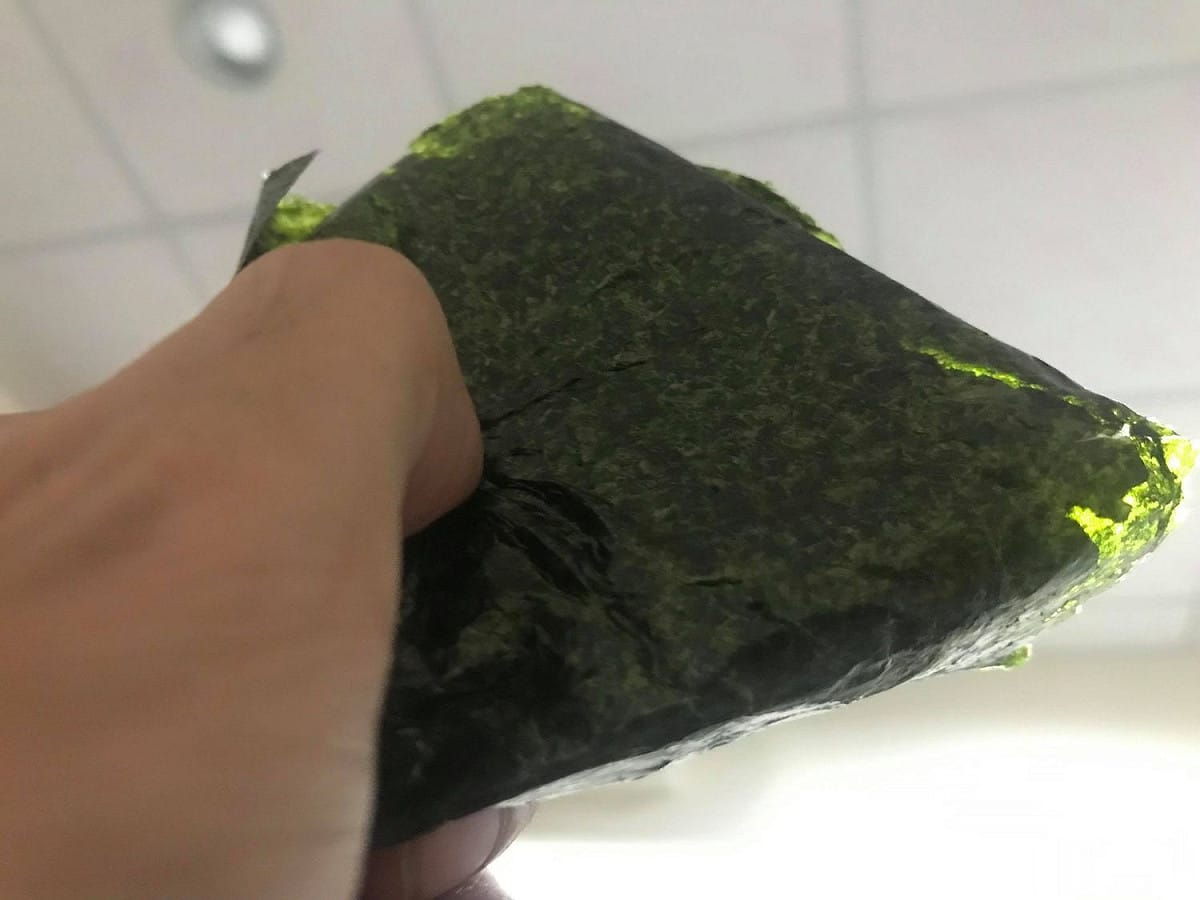 小藪浩二警告，一顆超商飯糰和一個約100克的含餡麵包就含有令人昏昏欲睡的氨基乙酸。（示意圖） 圖：翻攝網路
