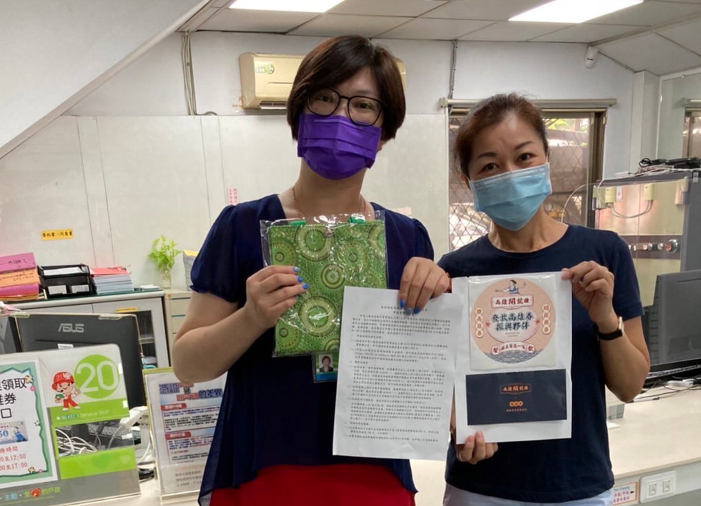 火鍋業者李明珠(右)開心領到高雄券及小禮物。 圖：高市經發局提供