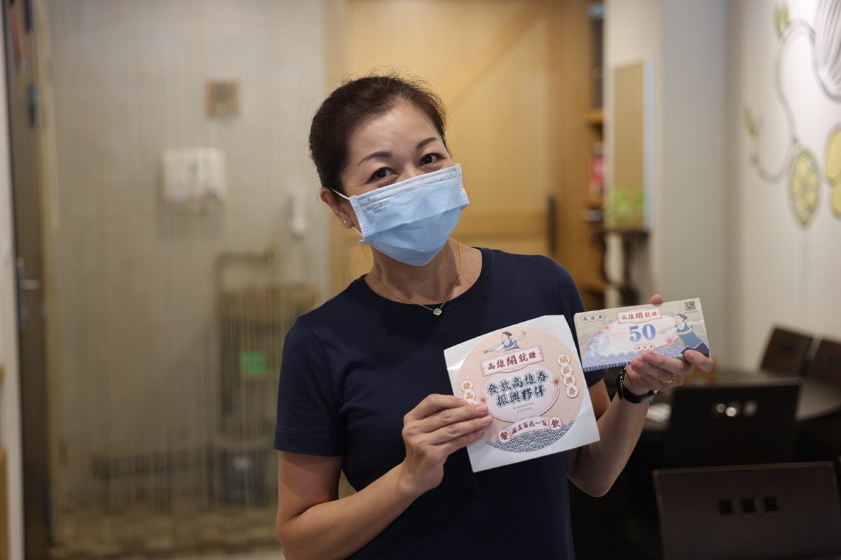 火鍋業者李明珠期待高雄券衝一波業績。 圖：高市經發局提供