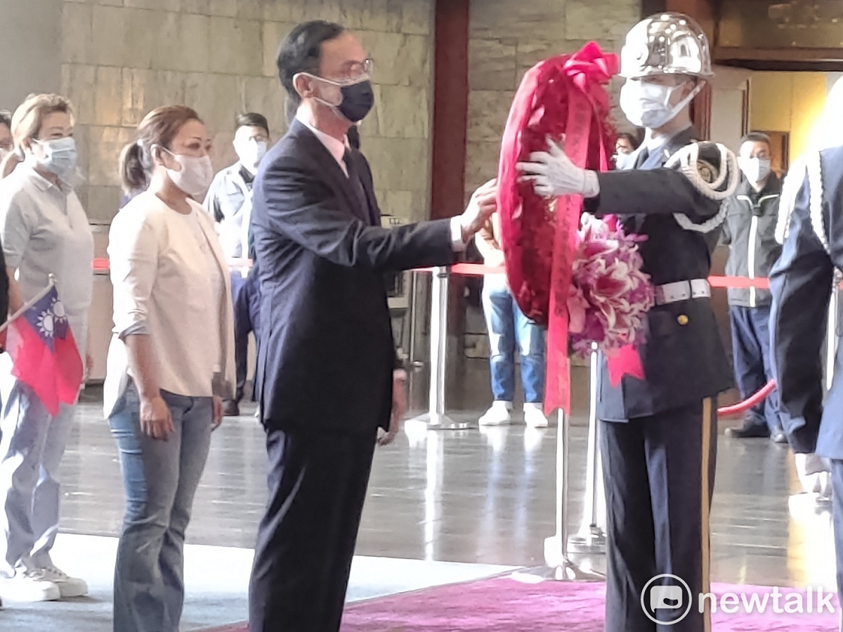 國民黨主席朱立倫到國父紀念館獻花。 圖：黃建豪/攝