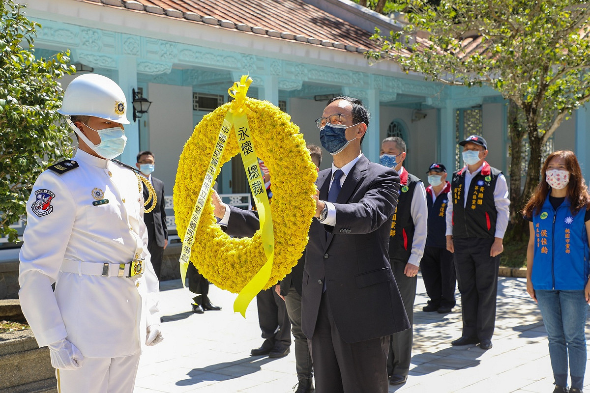 朱立倫今率黨內同志赴慈湖及頭寮陵寢謁陵，祭告赴任黨主席。 圖：朱立倫辦公室／提供