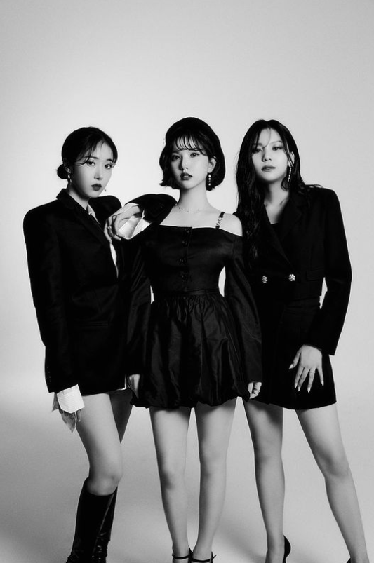 GFRIEND今年5月宣布不續約解散。如今成員銀河、信飛和嚴智加入同間經紀公司，宣布再組3人女團出道。 圖：翻攝自IG/ummmmm_j.i