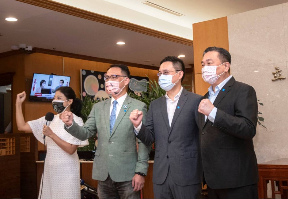 「口譯哥」趙怡翔（右2）宣布正式投入台北市大安文山區議員選舉，記者會上民進黨立委林楚茵（左1）、王定宇（右1），以及台北市議員阮昭雄（左2）皆現身力挺。 image source：趙怡翔臉書