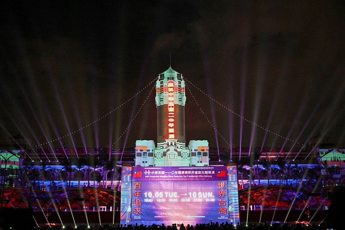 110年國慶總統府建築光雕展演，展演時間為10月5日至10月10日。 圖:游錫堃辦公室提供