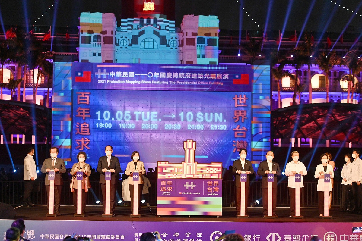 110年國慶總統府建築光雕展演，出席包含蔡英文總統、賴清德副總統、行政院蘇貞昌院長、行政院羅秉成發言人、監察院陳菊院長、國安會副秘書長徐斯儉、中華文化總會陳建仁副會長及羅鳳蘋夫人、江春男副會長、鄭麗君副會長及中華文化總會林錦昌秘書長等人。 圖:游錫堃辦公室提供