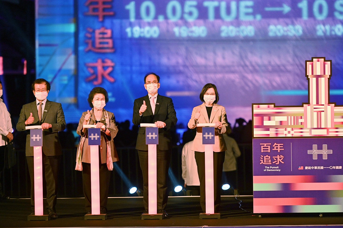110年國慶總統府建築光雕展演。蔡英文總統、立法院長游錫堃、監察院長陳菊、中華文化總會江春男副會長。 圖:游錫堃辦公室提供。