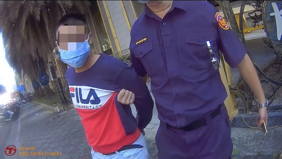 高市鹽埕分局員警查毒逮獲詐欺通緝犯(左)。 圖：高市警鹽埕分局 / 提供