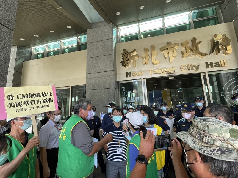 勞工局勞資關係科科長賴彥亨出面回應美麗華工會陳情。 圖：新北市勞工局提供