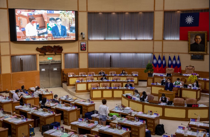 新北市議員江怡臻與陳偉杰今（6）在議會質詢都提到中央在規劃社會住宅時忽視居民心聲，已可預見交通塞車、綠地縮減、學校額滿等情況，連民進黨籍議員都抱怨，但卻看不到中央想要妥善規劃。 圖：新北市議員江怡臻辦公室提供