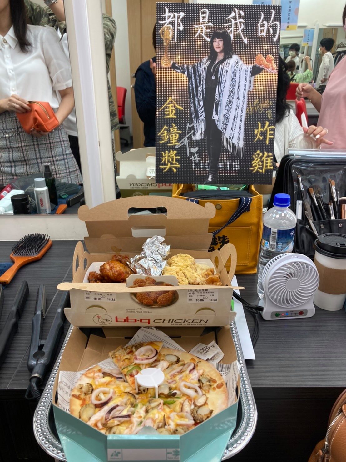唐綺陽今日曬出節目組準備的炸雞和梗圖。 圖：取自唐綺陽占星幫
