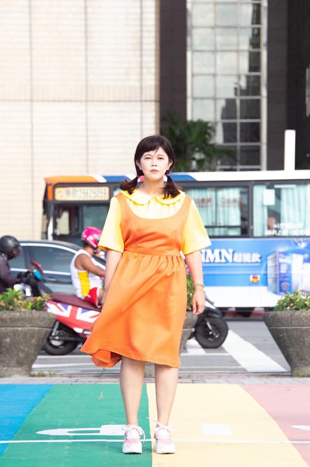 國民黨台北市議員游淑慧扮演《魷魚遊戲》中的詭異娃娃。 圖：翻攝游淑慧臉書
