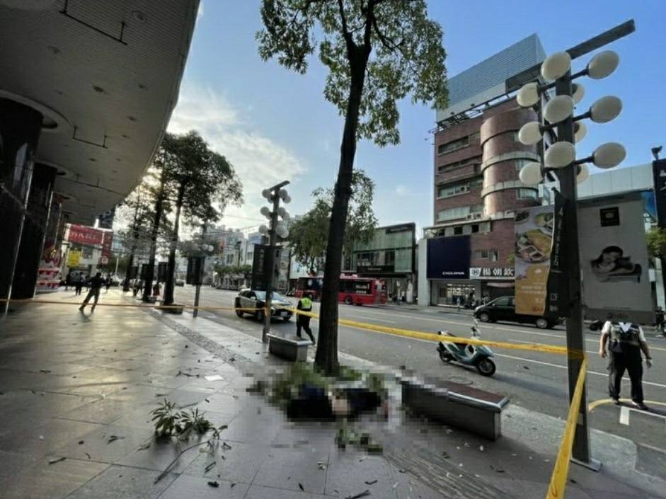 遠東SOGO高雄店下午有男子墜樓身亡。 圖：民眾提供