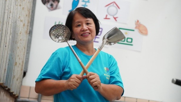 淡水動物之家的鮮食主廚李謹準備上工啦！ 圖：新北市動保處提供