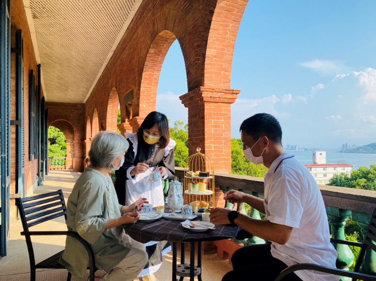 淡水古蹟博物館首次開放前清英國領事官邸二樓喝下午茶，淡水制高點獨有的山光水色再搭配英式下午茶，別開生面的重陽節活動，歡迎符合資格的人報名參加。 圖：新北市立淡水古蹟博物館提供