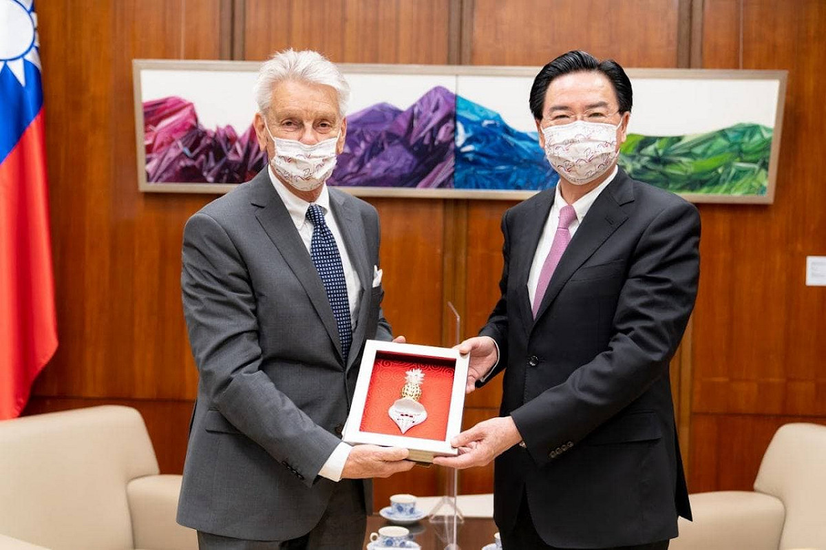 吳釗燮致贈法國參議院友台小組主席李察「旺旺福氣」的藝術創作。 圖：外交部提供