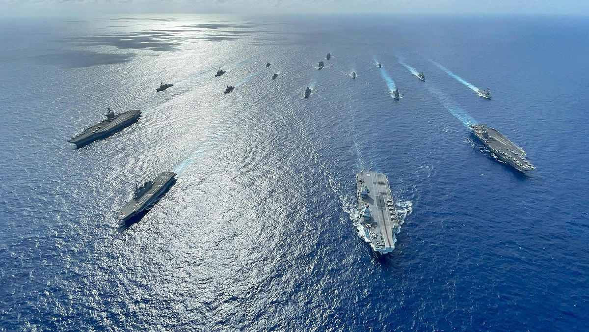 紐西蘭的蒂卡哈號護衛艦加入英國伊莉莎白號航母戰鬥群，與美國海軍雷根號航母打擊群等，上週末在菲律賓海進行聯合演習，劍指中國恴味明顯。 圖：翻攝自紐西蘭皇家海軍臉書