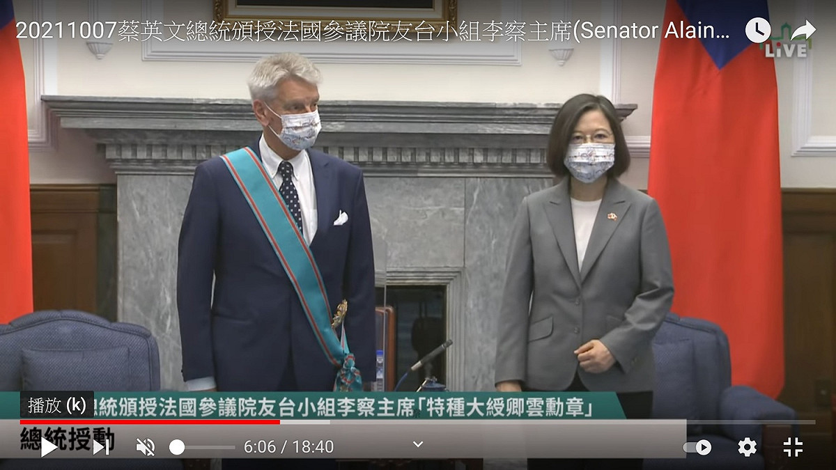 總統蔡英文7日頒勳給法國參議院友台小組主席李察 圖：翻拍自總統府youtube