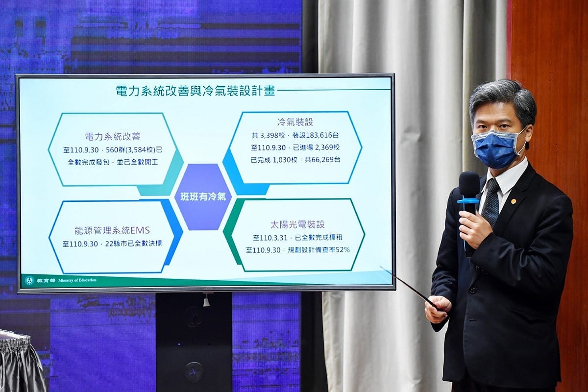 教育部國教署長彭富源今（7）日在行政院會後記者會說明「班班有冷氣」政策。 圖：行政院提供