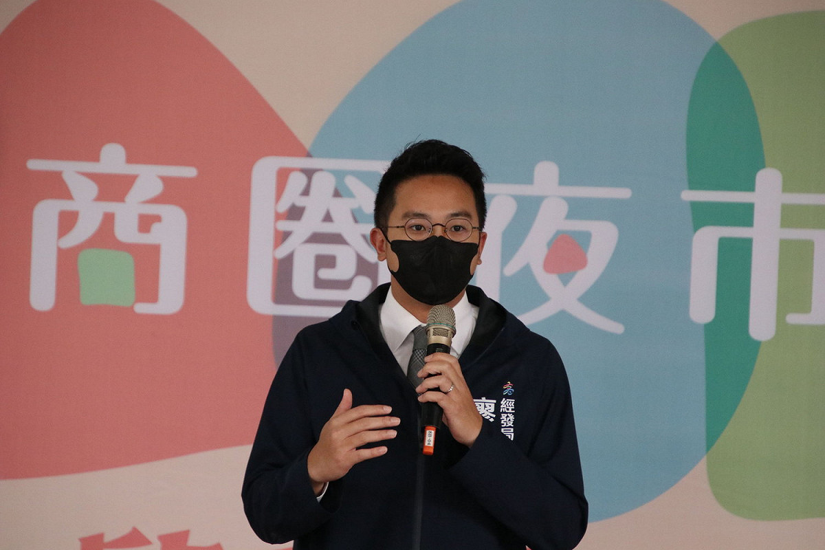 廖泰翔歡迎全國民眾國慶連假到高雄來花振興券。 圖：高雄市政府經發局提供