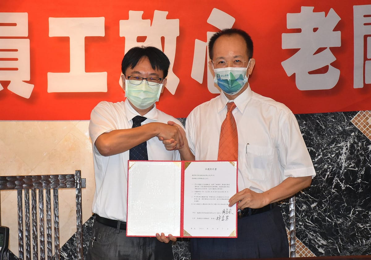 漢王總裁林富男(右)與馗鼎董事長陳俊欽簽訂承攬契約書。 圖：孫家銘攝