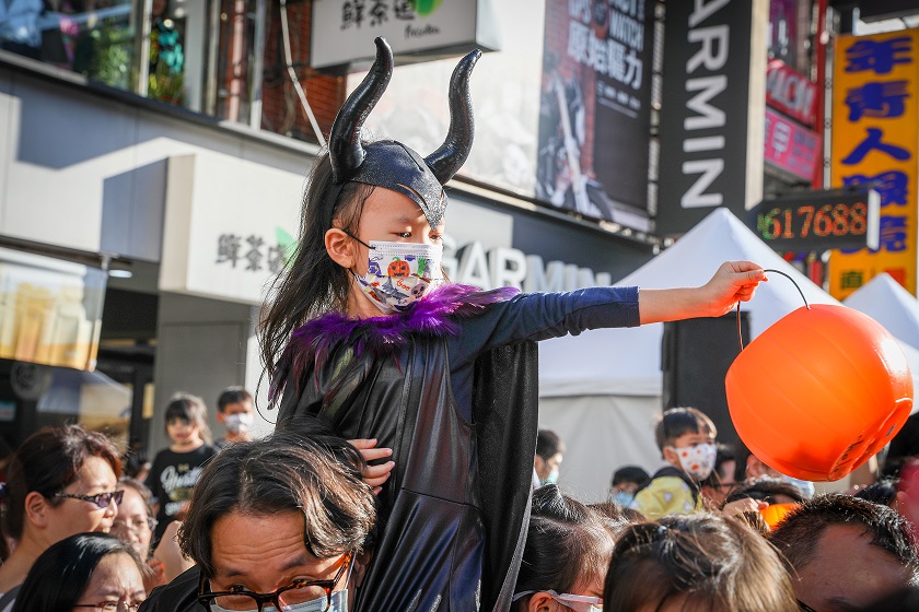 經發局每年均會舉辦府中萬聖節活動，今年因應疫情，將請參與的民眾們全程配戴口罩，配合防疫相關規定(圖為2020府中搞什麼鬼資料照)。 圖：新北市經發局提供