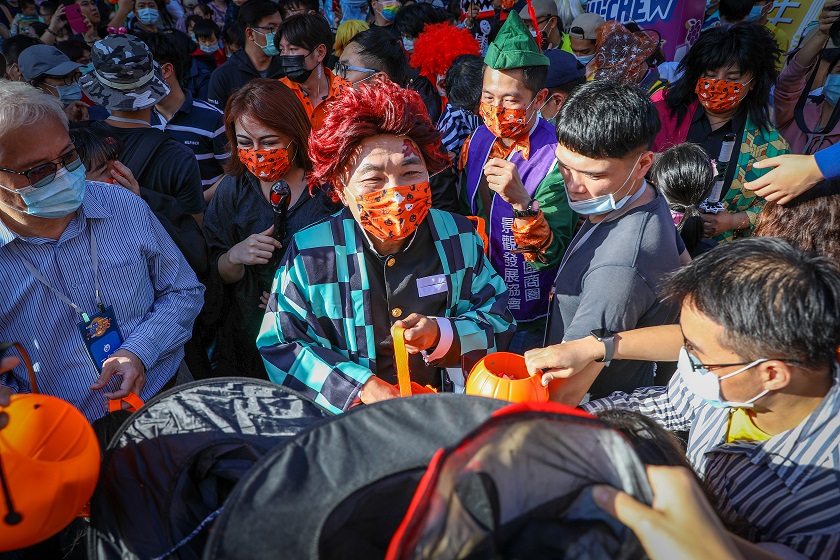 「府中搞什麼鬼」今年分成鬼怪組與趣味組，總獎金高達26萬元，活動報名自即日起至10月25日止，歡迎敢秀、敢玩又有創意的你一起來搞鬼(圖為2020府中搞什麼鬼資料照)。 圖：新北市經發局提供