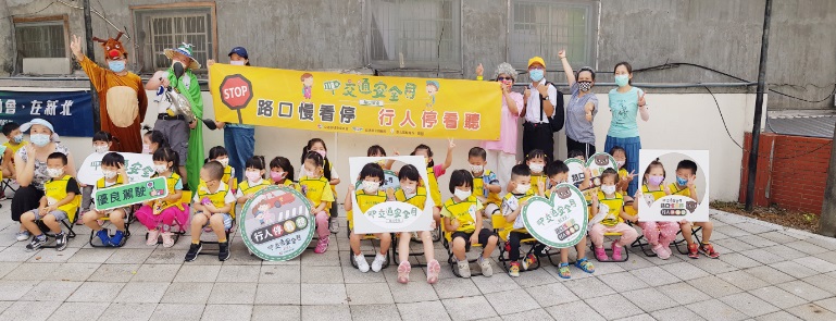王梅香表示，這次活動結合數位行動監理車以話劇的方式，由可愛的幸福公鹿與同學互動，增加學習的樂趣及效果。 圖：板橋監理站提供