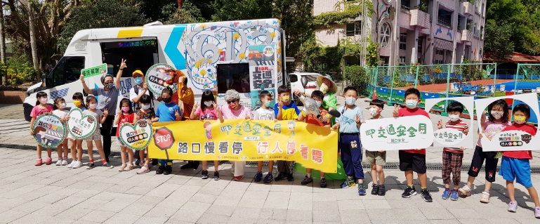 王梅香說，數位行動監理車上山下海，監理服務樣樣俱全，「開到哪，服務到哪」，有求必應的交通安全守護者。 圖：板橋監理站提供