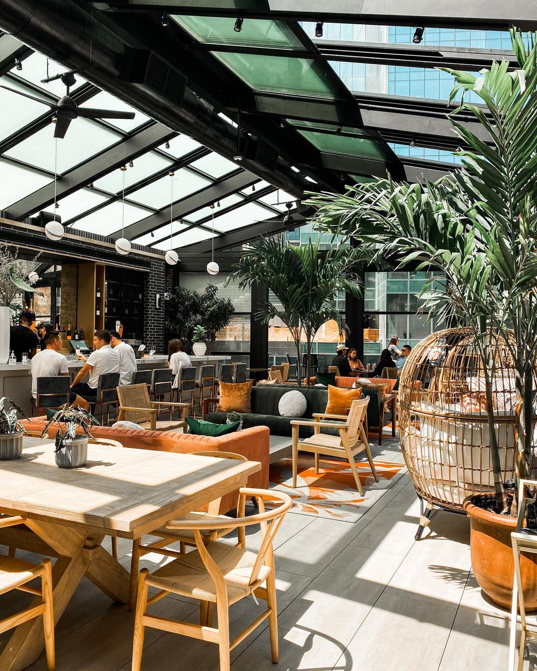 武漢肺炎全球疫情趨緩，根據國外餐廳預訂網站《OpenTable》的數據，英國的餐廳預訂量已比2019年增加近20%。 圖：翻攝自OpenTable臉書