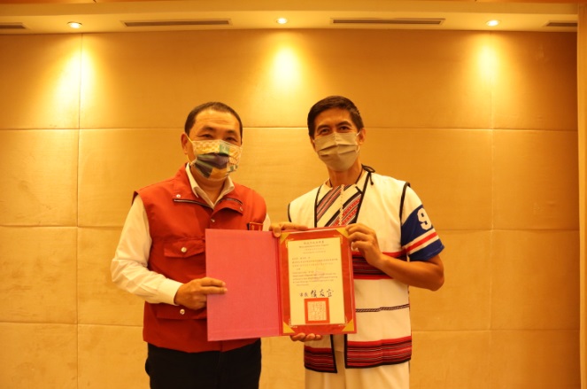 侯友宜頒發首屆語發會委員聘書，右為陳大衛委員身著泰雅族服裝。 圖：新北市原民局提供
