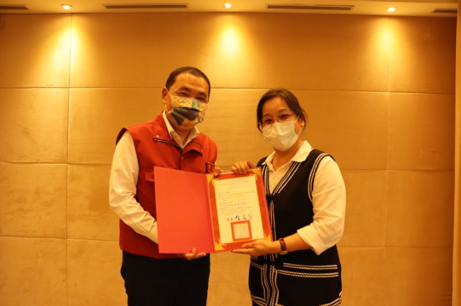 侯友宜頒發首屆語發會委員聘書，右為潘秀蘭委員身著噶瑪蘭族意象背心。 圖：新北市原民局提供