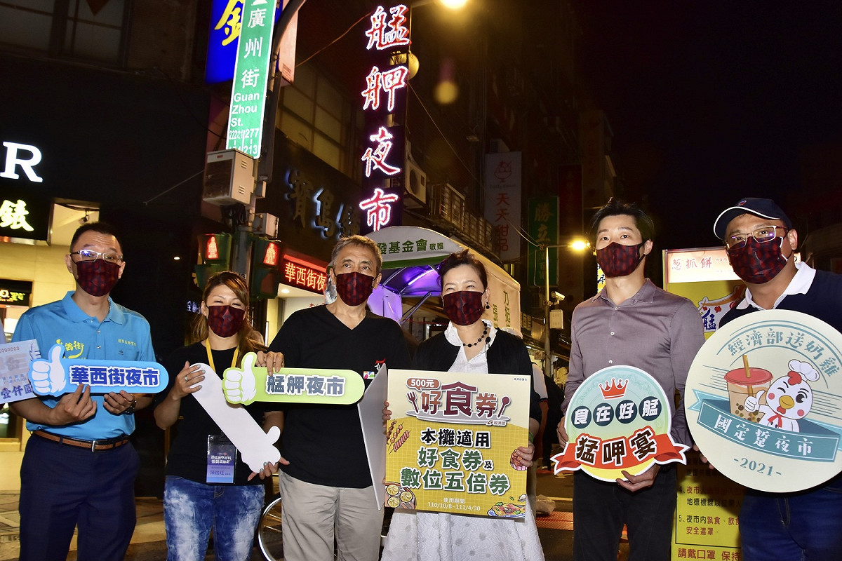 經濟部長王美花7日晚間到「艋舺夜市」，示範行動支付消費享用超值庶民美食。 圖：經濟部提供