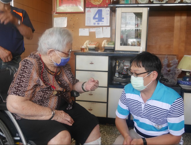 李圳杰與吳林乖阿嬤開心的聊天。 圖：林口區公所提供