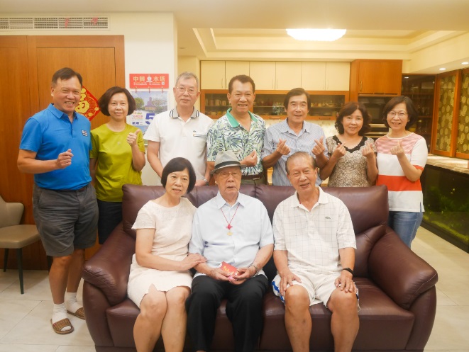 陳添壽阿公與家人大合照。 圖：林口區公所提供