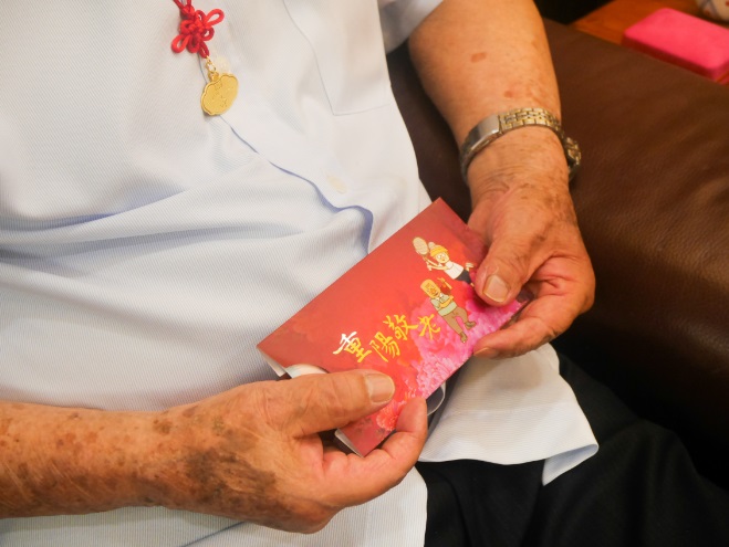 新北市政府致贈人瑞重陽禮金。 圖：林口區公所提供