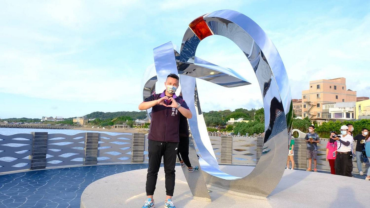 陳偉杰說，雖然周邊腹地有限，仍建議民政局可在海上平台現有的周邊土地上規劃「小市集攤位」，或是徵收周邊某些相連的土地來進行。 圖：新北市議員陳偉杰辦公室提供