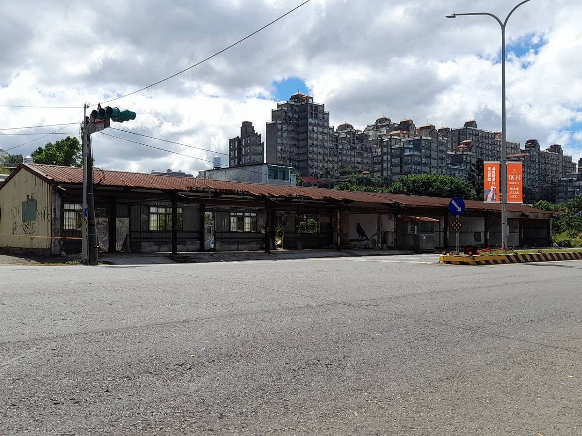 附近還有許多知名的咖啡廳、網紅店加以整合，對未來海上平台的觀光會更有幫助。 圖：新北市議員陳偉杰辦公室提供