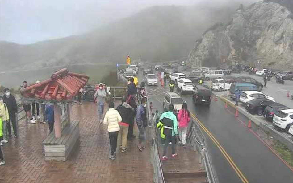 今日是國慶連假首日，各地已陸續出現返鄉、出遊車潮（圖為合歡山武嶺亭）。 圖：擷取自即時影像監視器