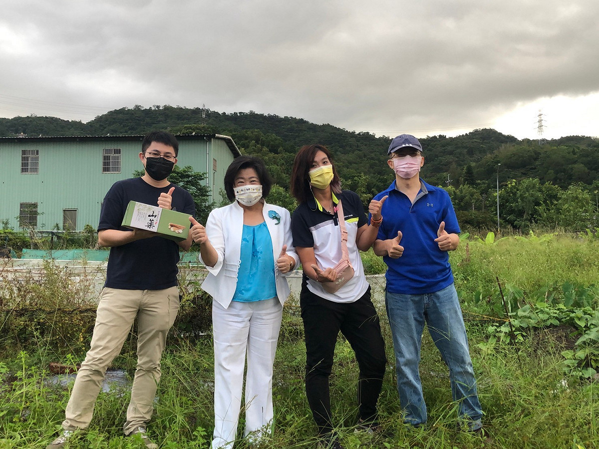 黃瑞汝與學員農事體驗後合照。 圖：新北市農業局提供