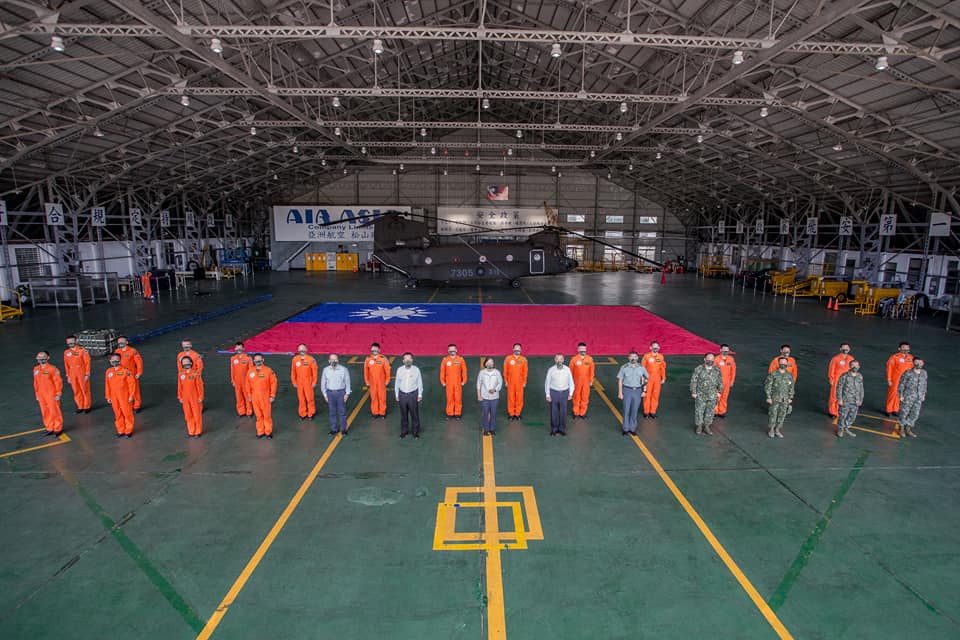 蔡總統與國慶國旗機隊人員合影。 圖：翻攝中華民國陸軍臉書/軍聞社提供