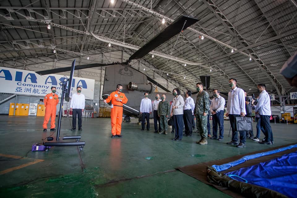 蔡總統聽取國慶國旗機隊人員進行整備說明。 圖：翻攝中華民國陸軍臉書/軍聞社提供