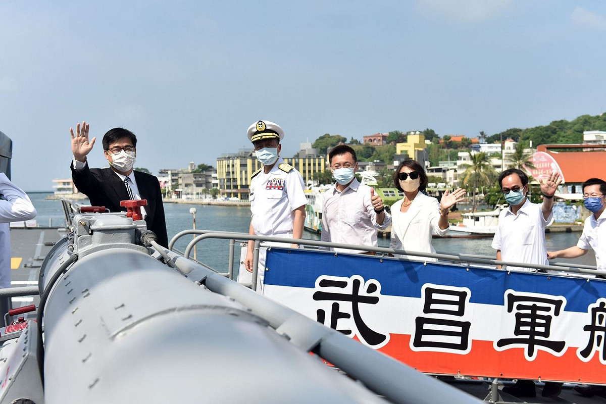 慶雙十海軍艦艇在高雄新濱碼頭開放參觀，高雄市長陳其邁率先登艦。 圖：高雄市政府提供